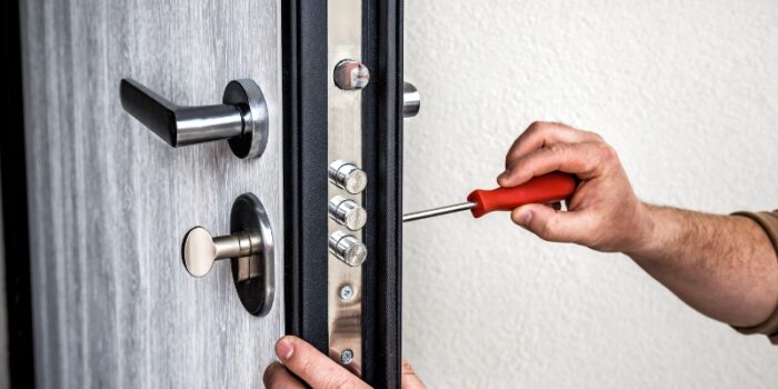 usi intrare apartament izolate fonic