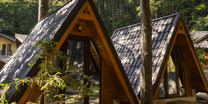 Cabane A-frame pentru cazare la munte la complexul Domeniul Gîrbea